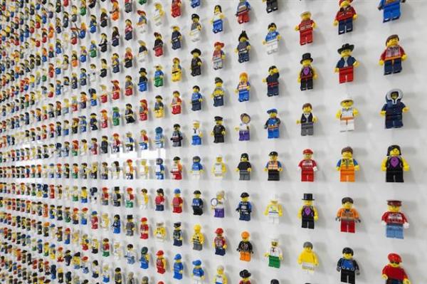 1200-Minifigure-LEGO-Office-Wall-by-Acrylicize-1